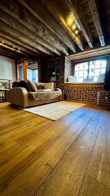 Vibrant Riverside Canary Wharf Apartment